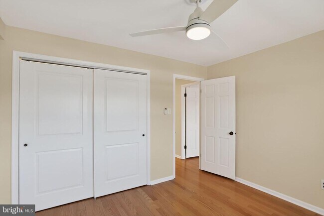 Building Photo - 215 Haddonfield Cmns