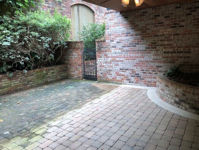 Building Photo - Urban Lofts unit! - PRE-LEASE FOR AUGUST 2026