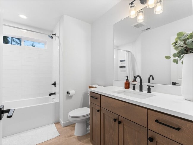 Building Photo - Light-Filled w/ Modern Finishes - 3?Bed / ...
