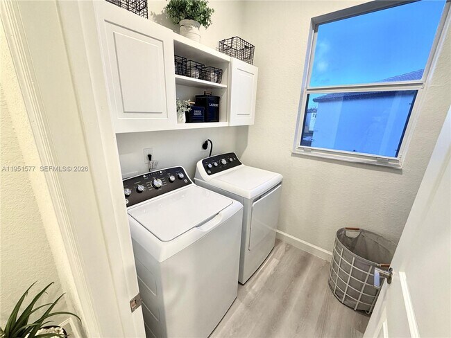 Building Photo - 2661 SE 24th Ct