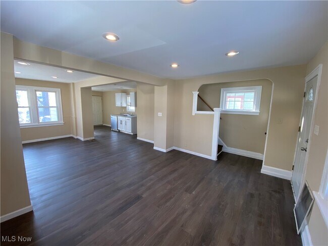 Building Photo - 5161 Greenhurst Dr