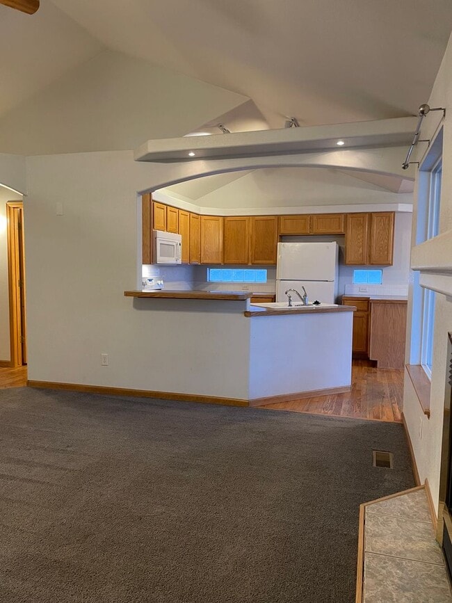 Building Photo - Spacious 4-Bedroom / 3-Bath Single Family Home in Windsor!