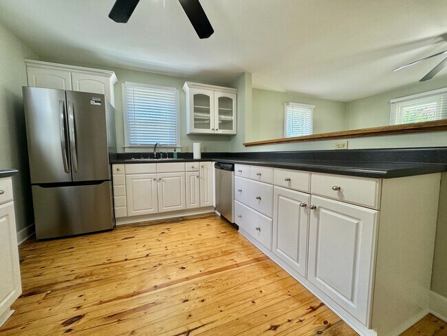 Building Photo - Nature Lovers - 3 Bed, 1 Bath Home w/ 1 Car Garage Close to Downtown Franklin