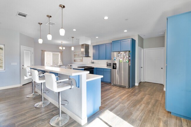 Building Photo - Beautiful 4 Bed 3 Bathroom