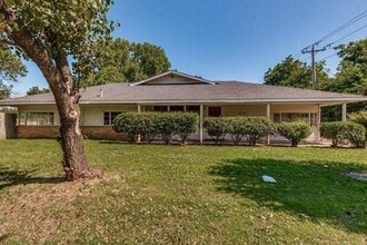 Building Photo - 218 W Independence St