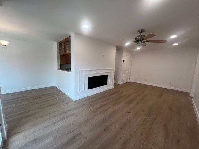 Building Photo - 1 Bedroom Condo in North Pacific Beach!
