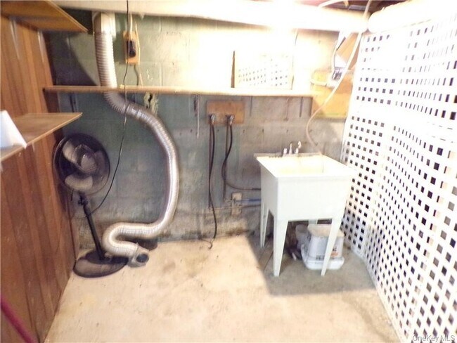 Building Photo - 2 Mertes Ln