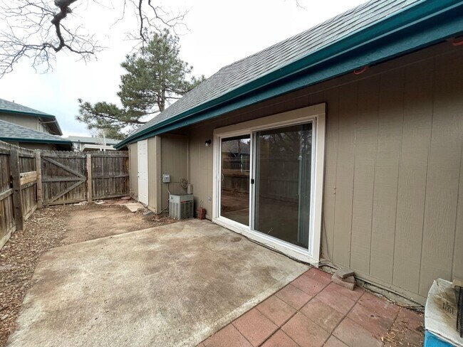 Building Photo - 5918 S Willow Way