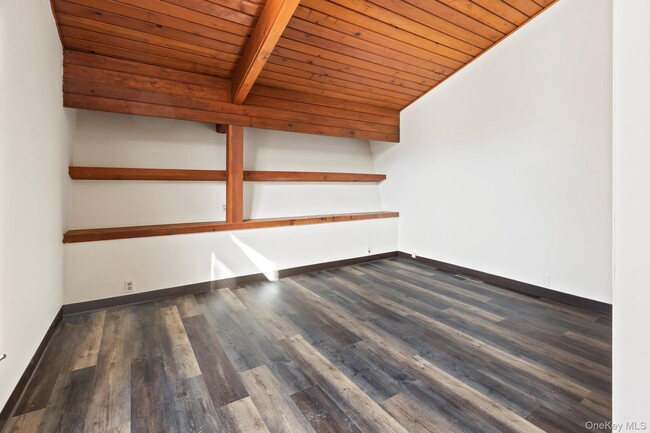 Building Photo - 304 Lake Lodge Dr