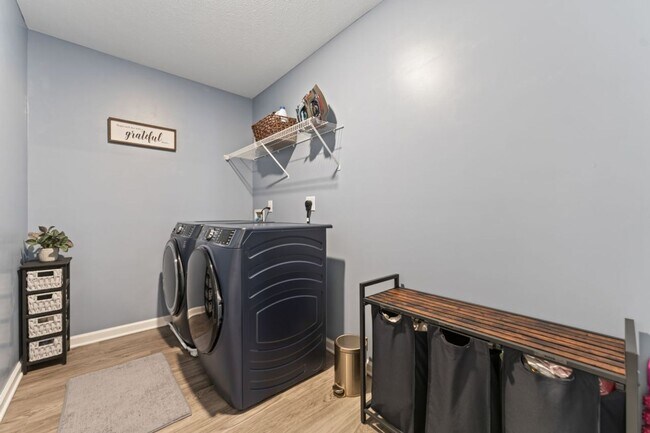 Building Photo - 8609 Warbler Br Wy