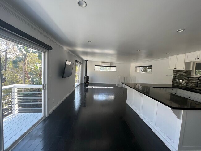 Building Photo - 6121 Glen Holly St