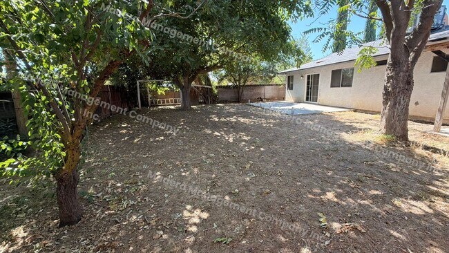 Building Photo - 4 bed/2 Bath - Available now