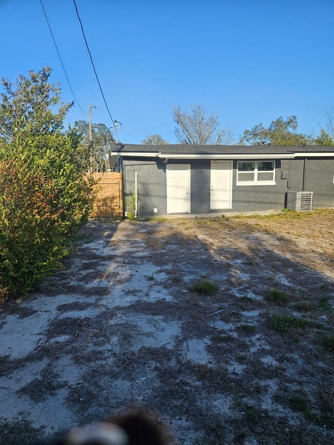 Building Photo - 838 Lewis Dr