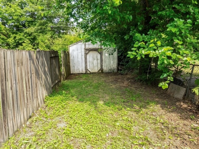 Building Photo - FREE MONTH RENT! Freshly Updated 3 Bedroom House