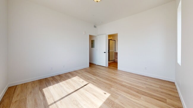 Building Photo - 1322 S Sawmill Blvd