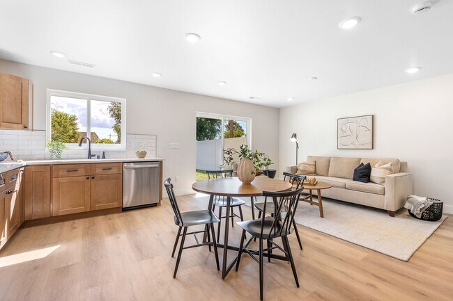 Building Photo - 609 N Rd 34