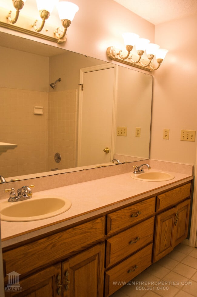 Building Photo - Beautiful Large home off of Mahan