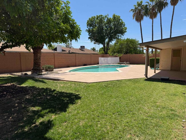 Building Photo - 1909 E La Jolla Dr