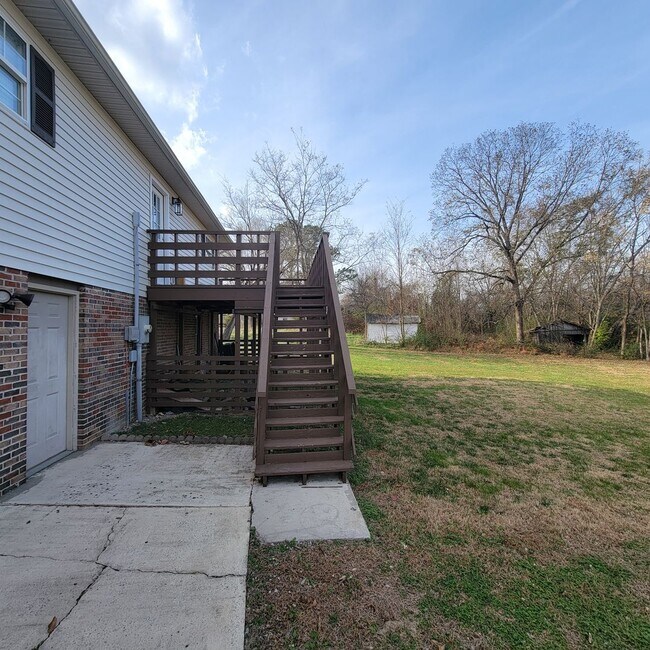 Building Photo - 3/2 Single Family- Full Unfinished Basement- Renovated House