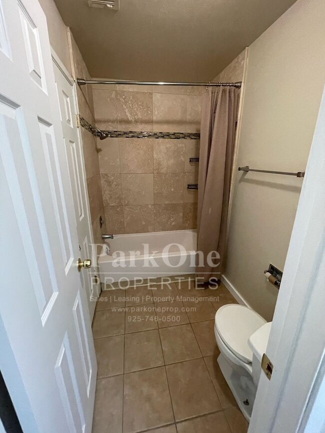 Building Photo - Spacious Town house in Pleasant Hill Now Available!