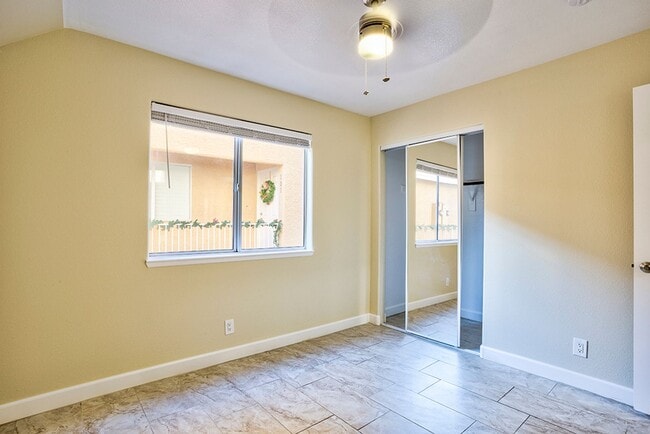 Building Photo - Fantastic 3 bed condo