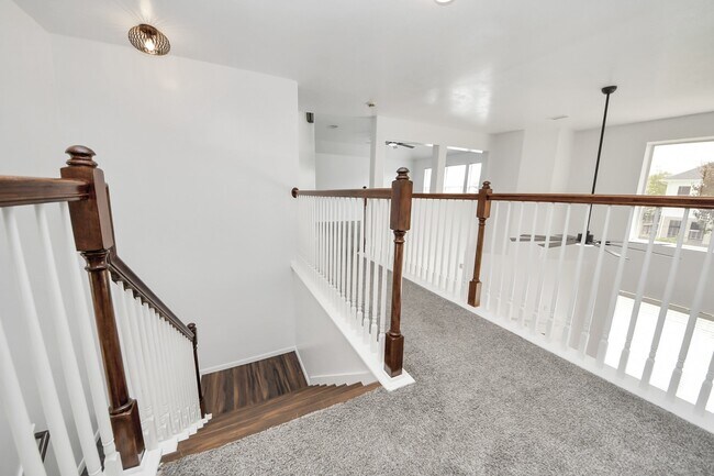 Building Photo - 1605 Spring Glen Ln