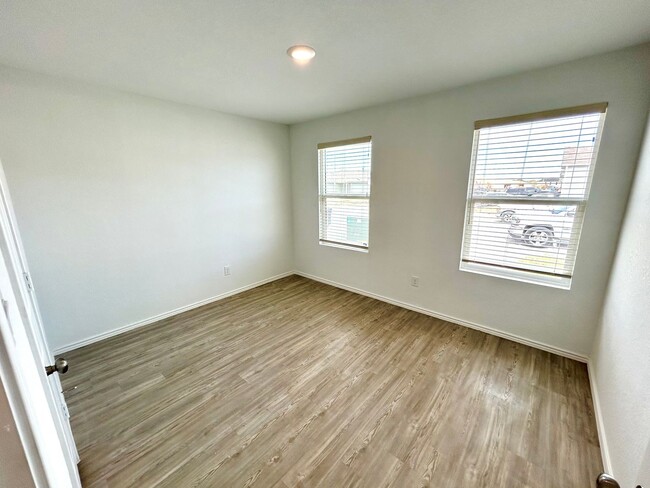 Building Photo - **APPLICATION RECEIVED** **MOVE-IN SPECIAL...