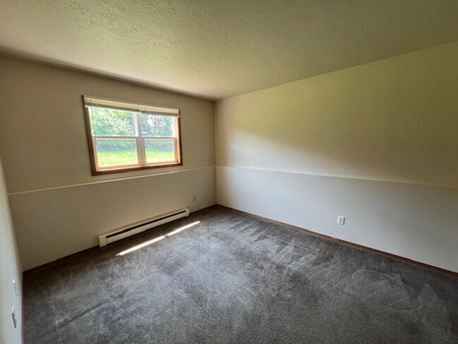 Building Photo - 6006 Boxwood Dr