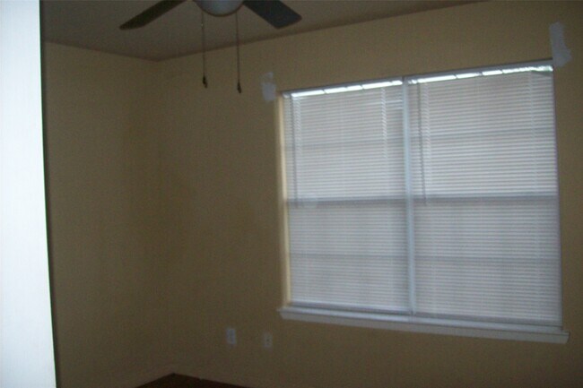 Building Photo - 15007 Kingsbridge Way