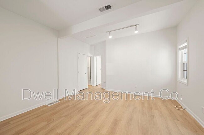 Building Photo - 8451 La Mesa Blvd