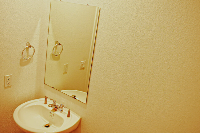 Powder Room/ 1/2 bath - 1145 Toyah Dr