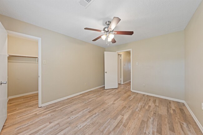 Building Photo - 211 Scarlet Maple Dr