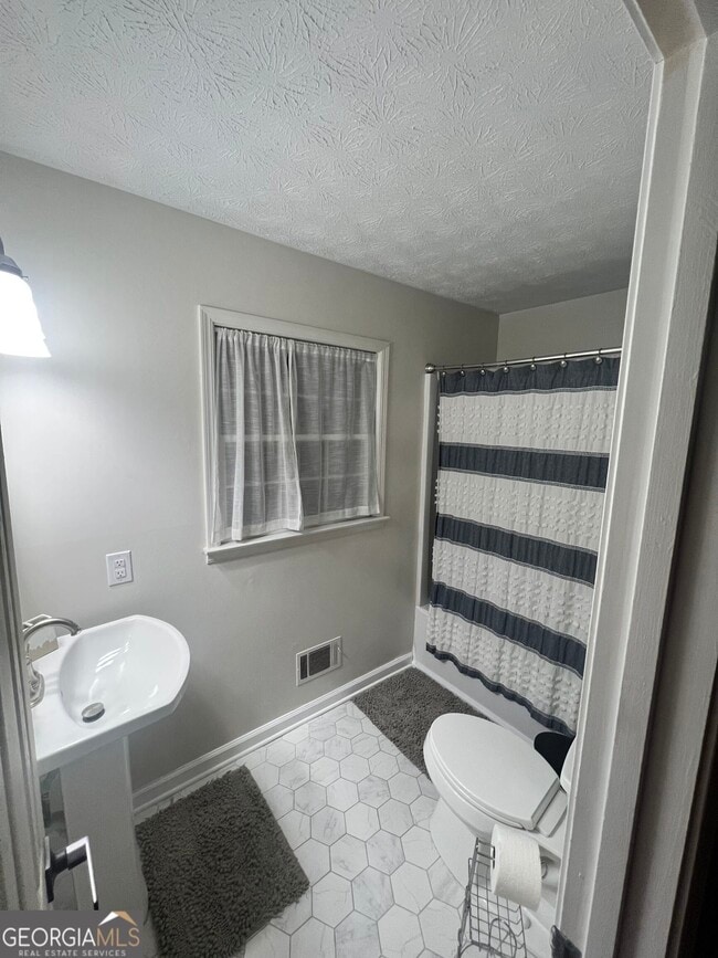 Building Photo - 527 University Cir