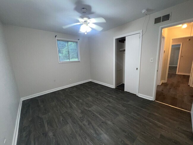 Building Photo - 4 bedroom  2 bathroom single family home