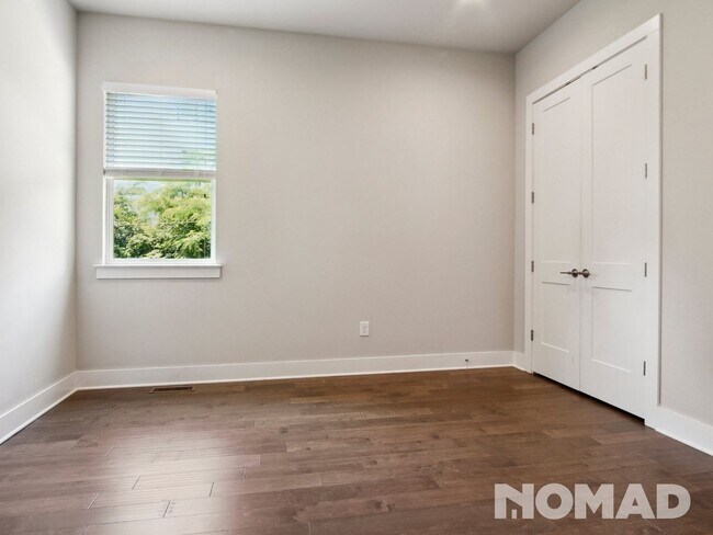 Building Photo - Stunning Modern 2-Bedroom, 2-Bath Apartmen...