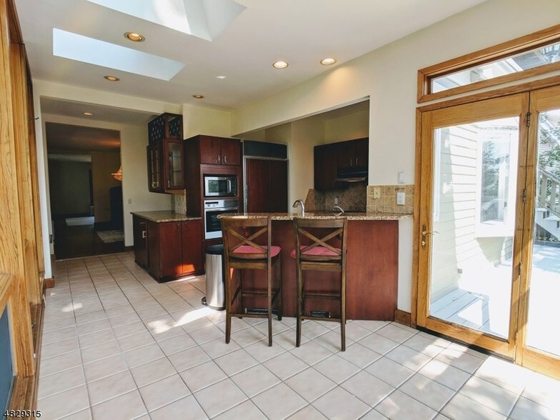 Kitchen & wet bar - 23 Franklin Pl