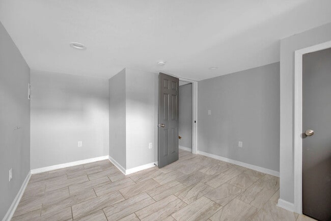 Building Photo - 1227 E Preston St