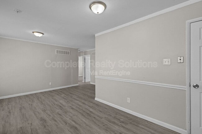 Building Photo - 10432 Royal Dr