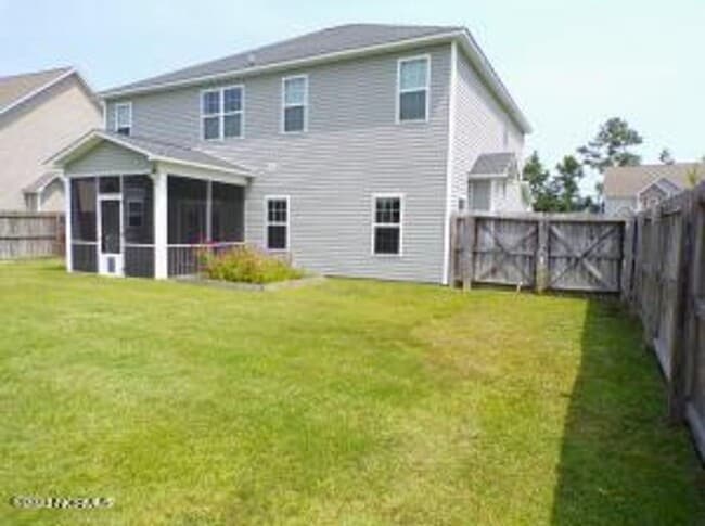 Building Photo - 4 Bedroom 2.5 Bathroom home located in Carolina Subdivision