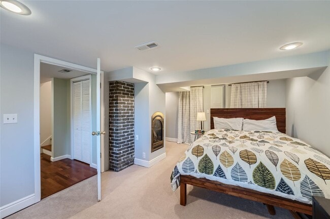 Building Photo - Queen Anne Home