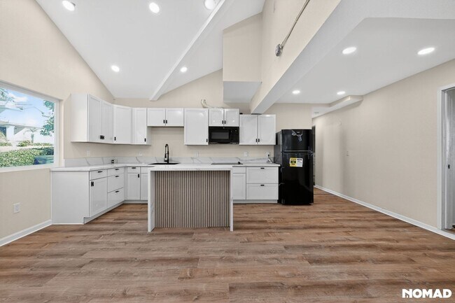 Building Photo - Bright & Modern 2-Bed Home with Ocean Glimpses in Prime Vista Location