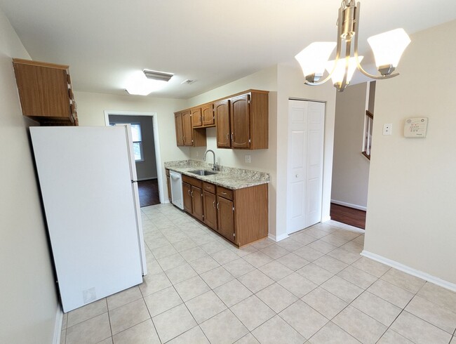 Building Photo - Beautifully maintained townhouse in Freder...