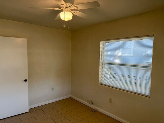 Building Photo - Amazing 2/1 so Close to the Ocean that you...