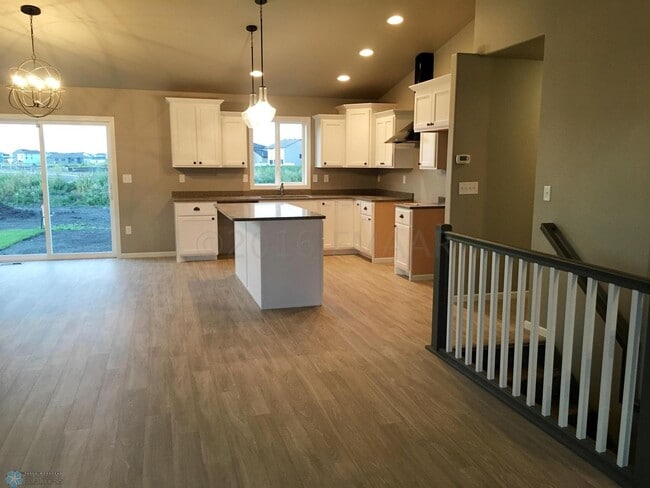 Building Photo - Spacious & Modern 4 Bed 3 Bath Home in Far...