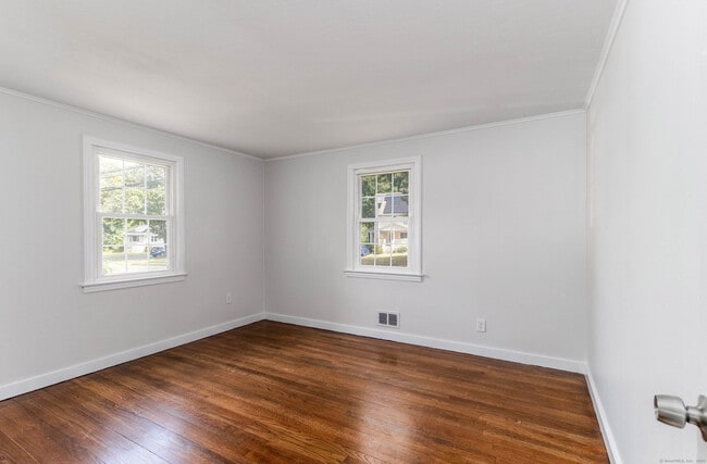 Building Photo - 385 Pond Point Ave