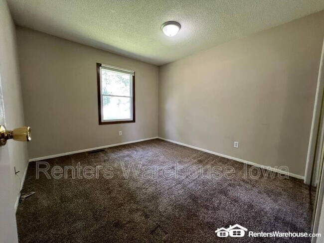 Building Photo - 910 E Railroad Ave