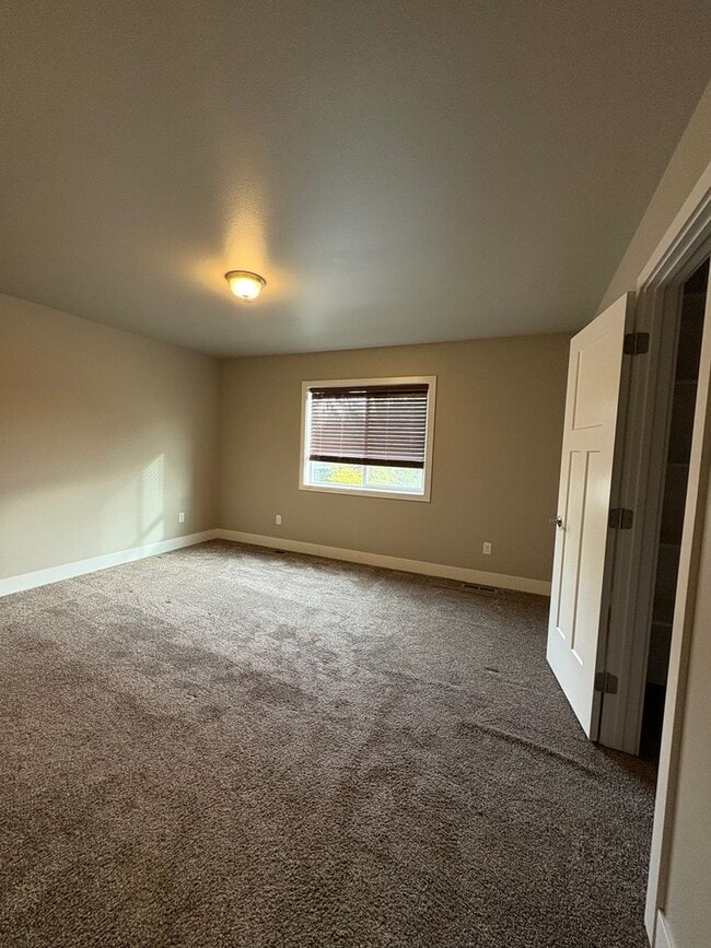 Building Photo - Beautiful 3 Bed Townhome