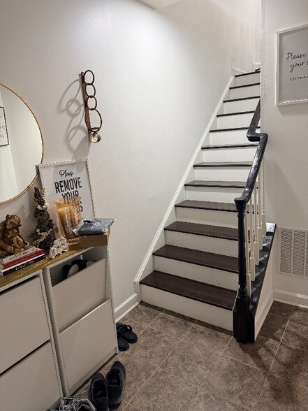 Building Photo - 7413 Matapan Dr