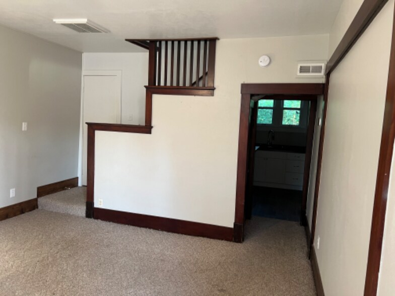 Building Photo - 208 E Front St