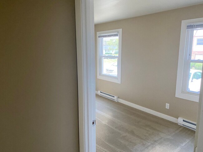 Building Photo - Newly Remodeled 2-Bedroom Apartment in Ore...
